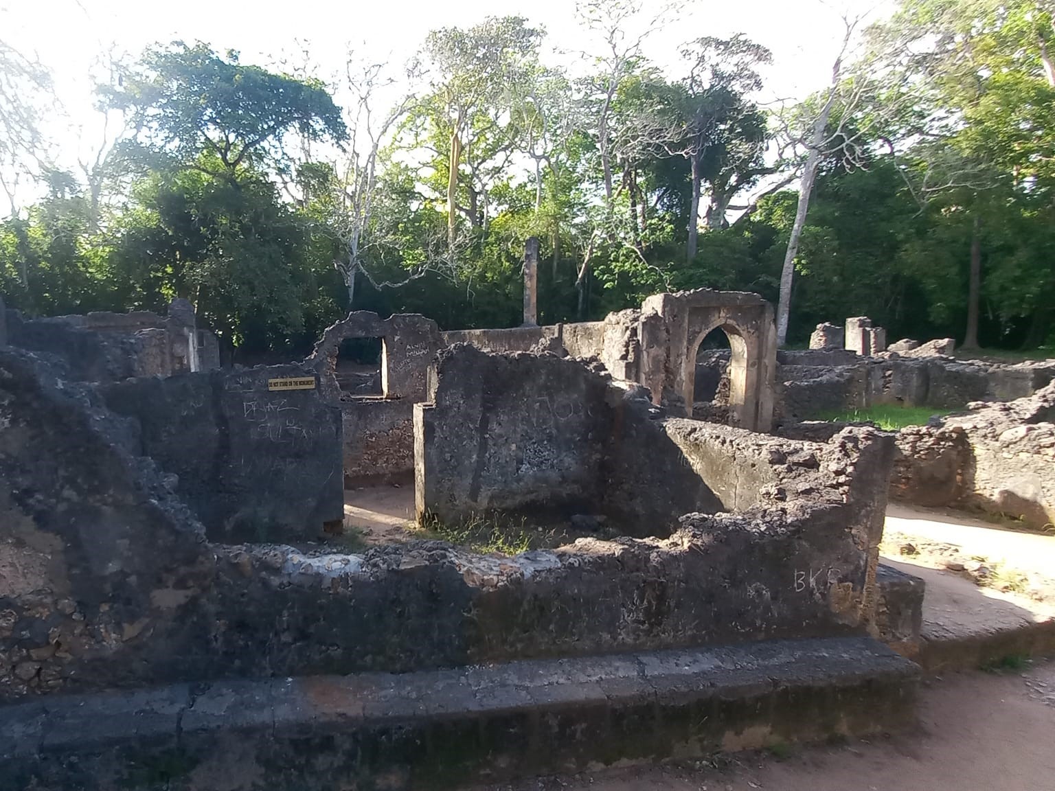 Le rovine storiche di Gede immerse nella foresta