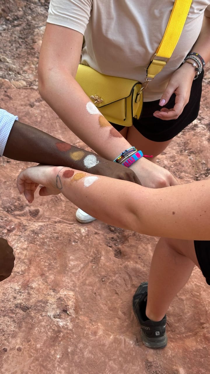 Terre colorate di Marafa sugli avambracci dei viaggiatori