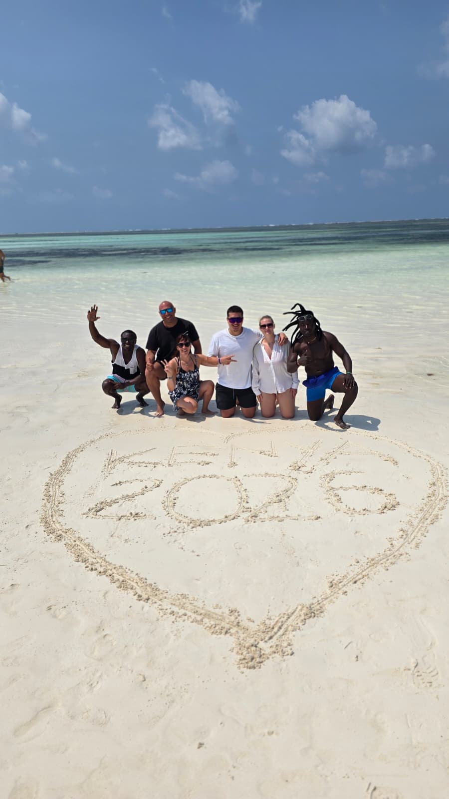 Gruppo di viaggiatori sulla sabbia di Nakupenda davanti al Bravo Smart Watamu