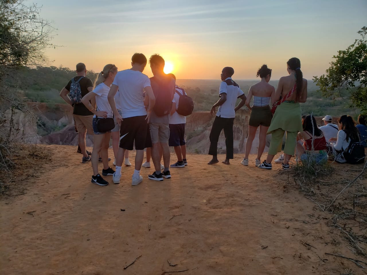 Gruppo di viaggiatori durante il tramonto