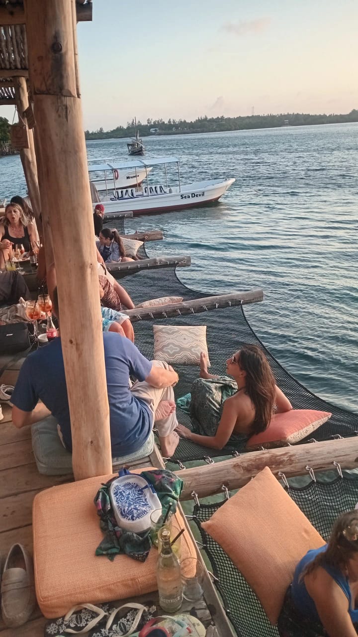 Viaggiatori al Lichthaus davanti a Mida Creek