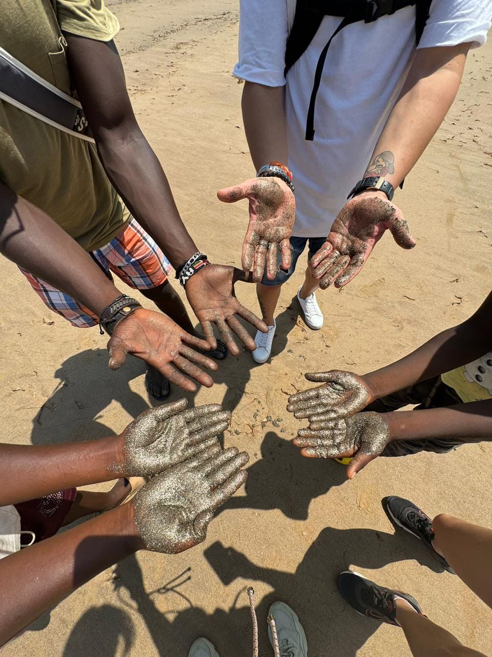 Sabbia di Spiaggia Dorata sulle mani dei viaggiatori vicino a Malindi