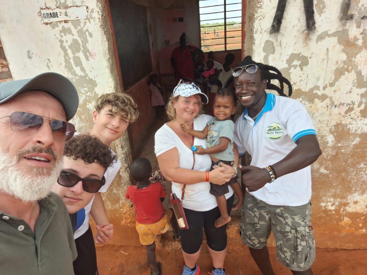 Nero Nero con gli ospiti e una famiglia locale