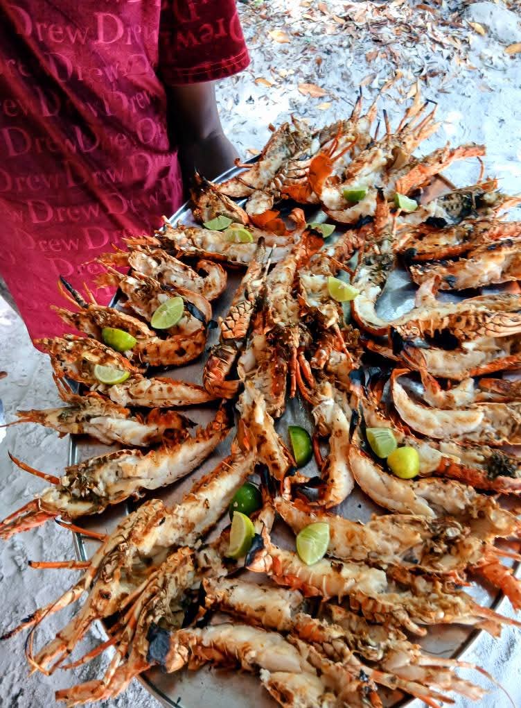 Grande piatto di pesce e crostacei
