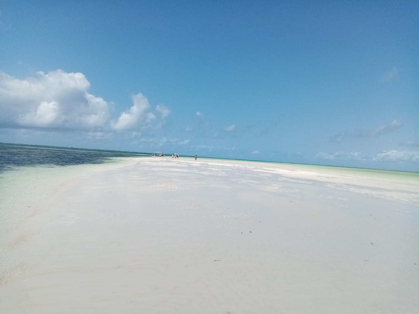 Lingua di sabbia bianca nelle acque di Watamu